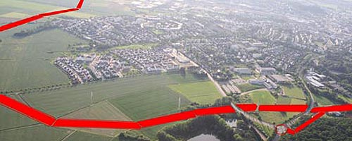 Luftaufnahme des Geländes mit eingezeichneter Trassenführung